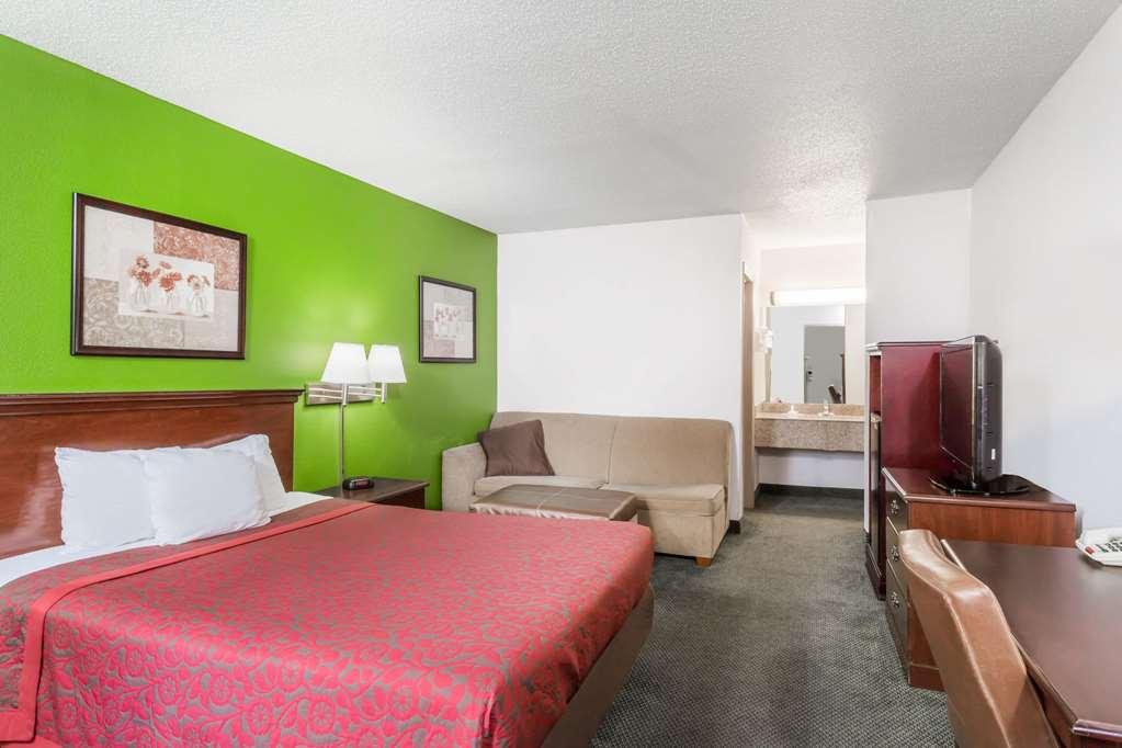 Days Inn By Wyndham Raleigh Glenwood-Crabtree Room photo
