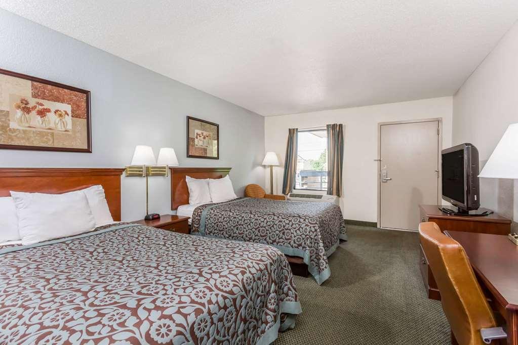 Days Inn By Wyndham Raleigh Glenwood-Crabtree Room photo