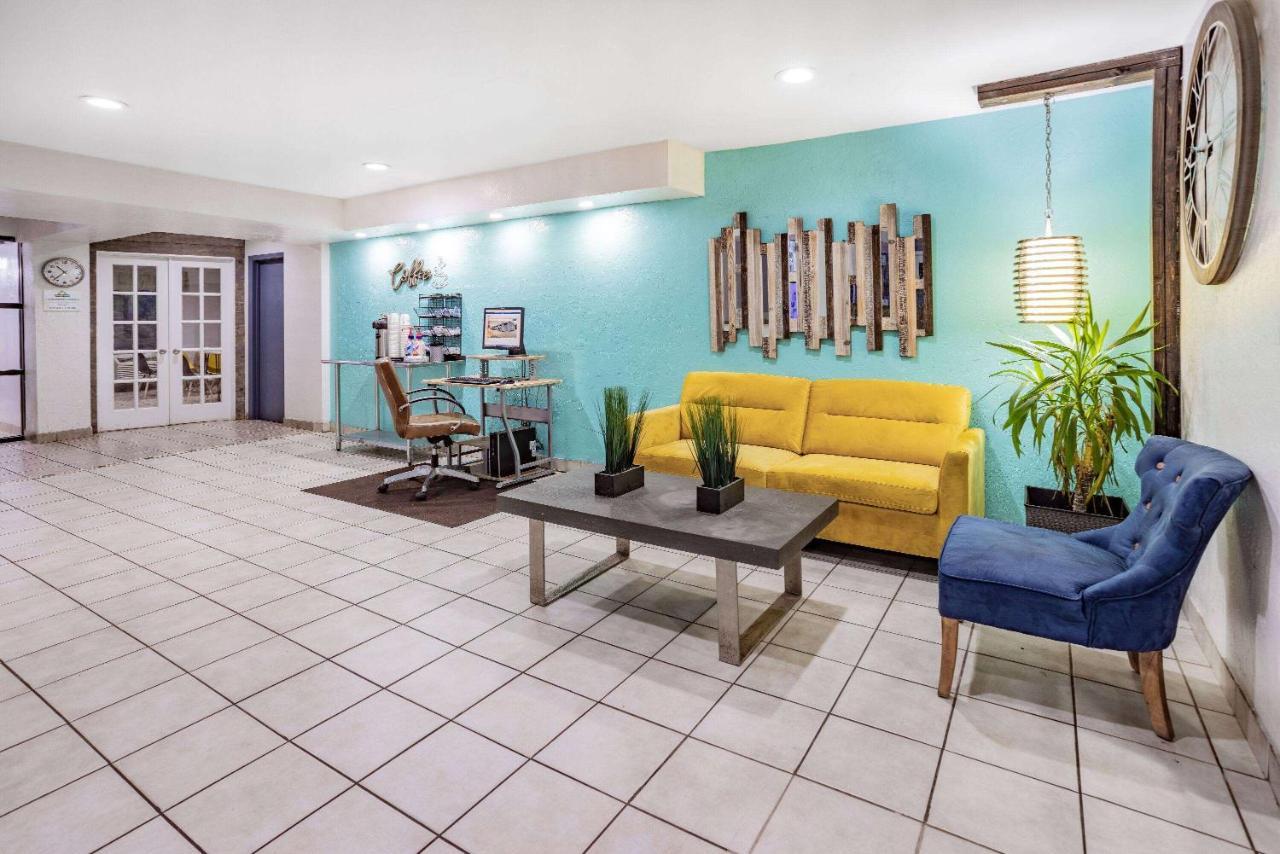 Days Inn By Wyndham Raleigh Glenwood-Crabtree Exterior photo