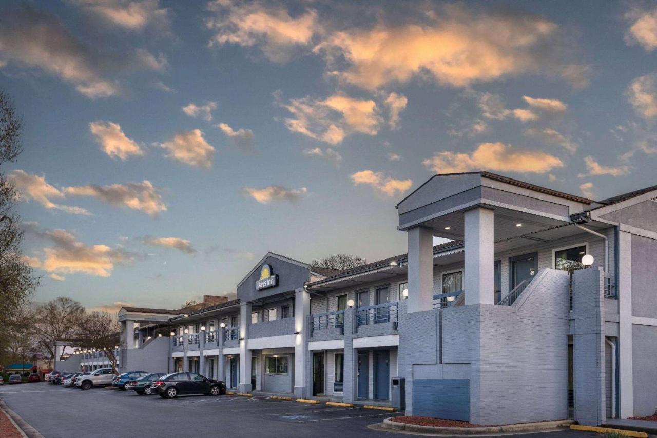 Days Inn By Wyndham Raleigh Glenwood-Crabtree Exterior photo
