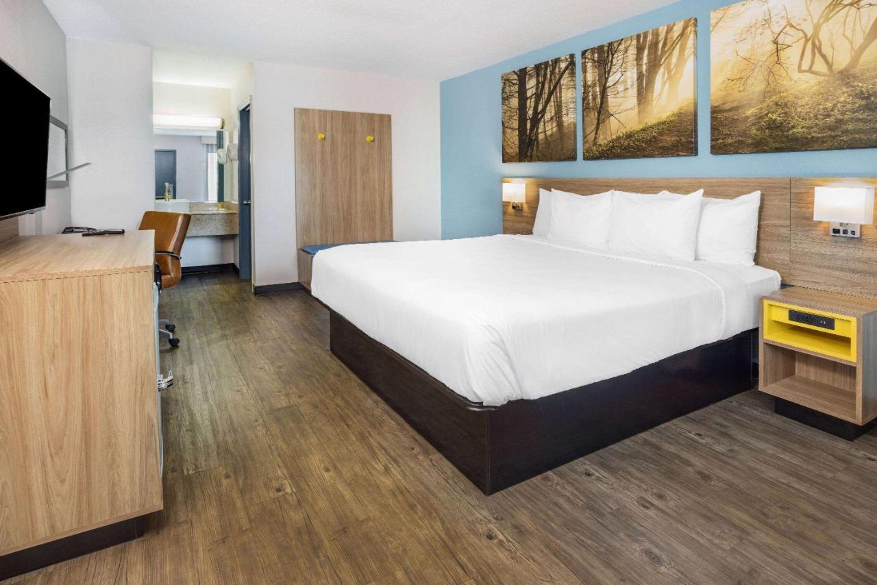Days Inn By Wyndham Raleigh Glenwood-Crabtree Exterior photo