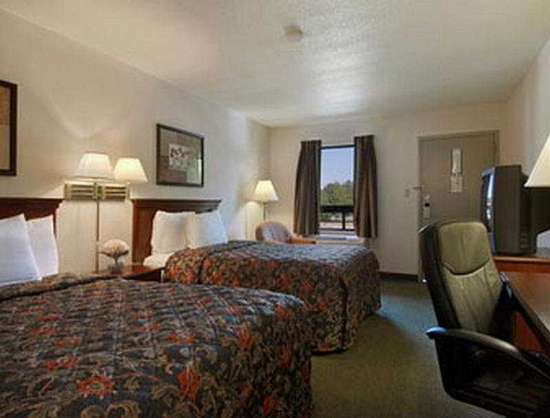 Days Inn By Wyndham Raleigh Glenwood-Crabtree Room photo