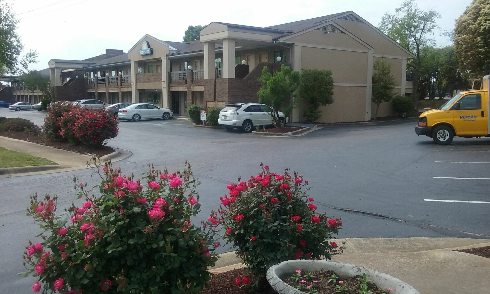 Days Inn By Wyndham Raleigh Glenwood-Crabtree Exterior photo