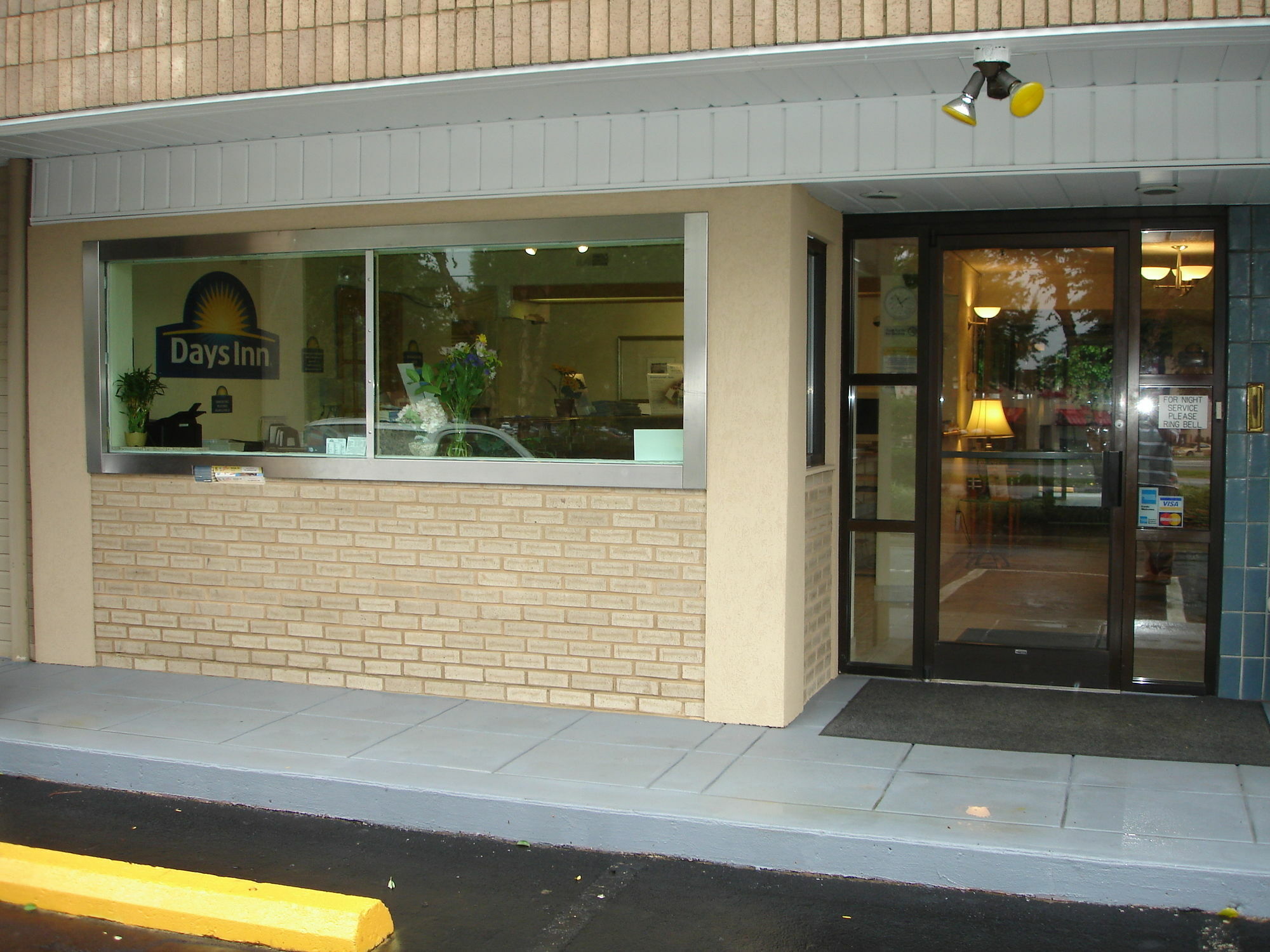 Days Inn By Wyndham Raleigh Glenwood-Crabtree Exterior photo