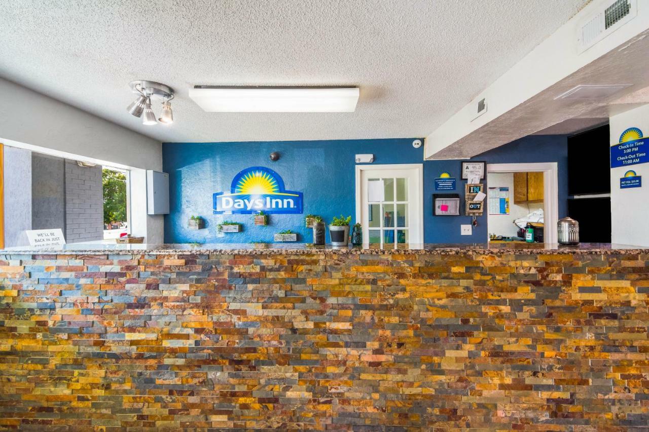 Days Inn By Wyndham Raleigh Glenwood-Crabtree Exterior photo